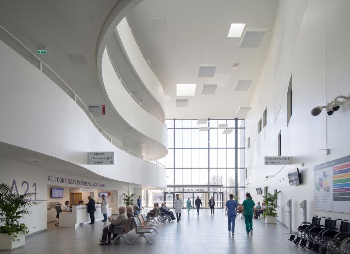 Interior de un hospital moderno y luminoso.