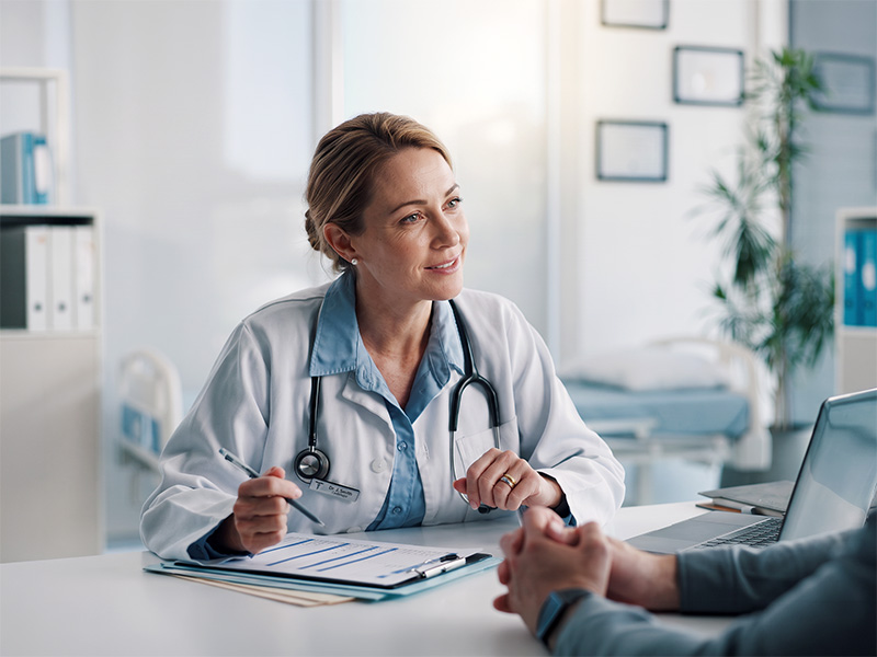   Médico conversando con un paciente en la consulta