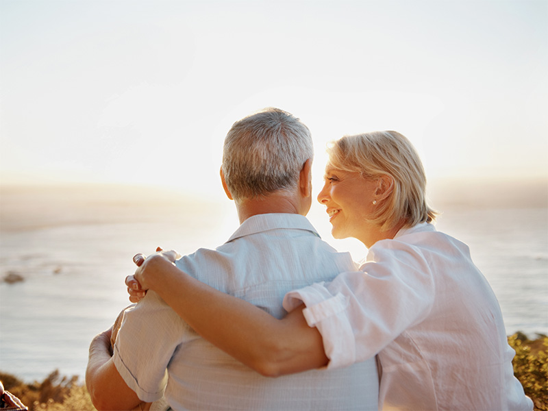 Pareja mirando el atardecer.